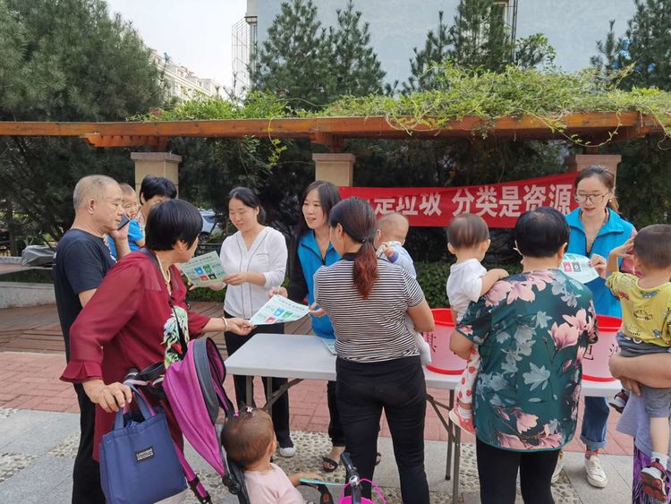 盛?；▓@社區(qū)組織開展“亂放是垃圾，分類是資源”垃圾分類宣傳主題活動